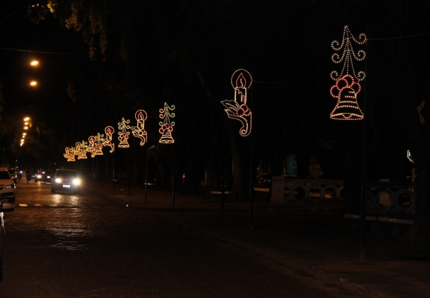As ruas do centro da cidade estão com brilho e mais coloridas como parte da campanha "Natal Iluminado"