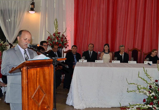 Marcileide, o presidente da Câmara, discursa na abertura da assembleia festiva