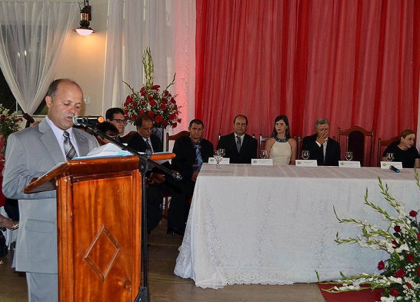 Marcileide, o presidente da C&acirc;mara, discursa na abertura da assembleia festiva
