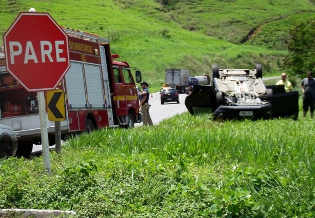 Trevo entre as rodovias BR-116 e BR 267 registrou acidente no final da manhã deste domingo. Duas pessoas ficaram feridas