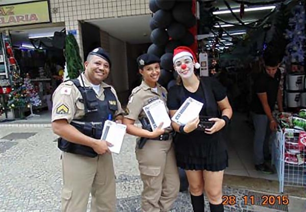 O lançamento contou com a distribuição de panfletos trazendo dicas de segurança e orientação aos comerciantes pelos policiais militares.