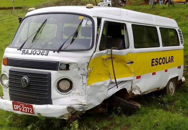 A Kombi escolar trazia quatro estudantes adolescentes da zona rural de Miraí