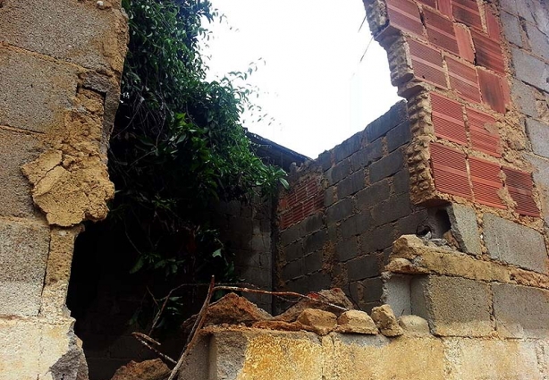 A casa teve a laje caída durante a chuva desta noite no Bairro São Vicente