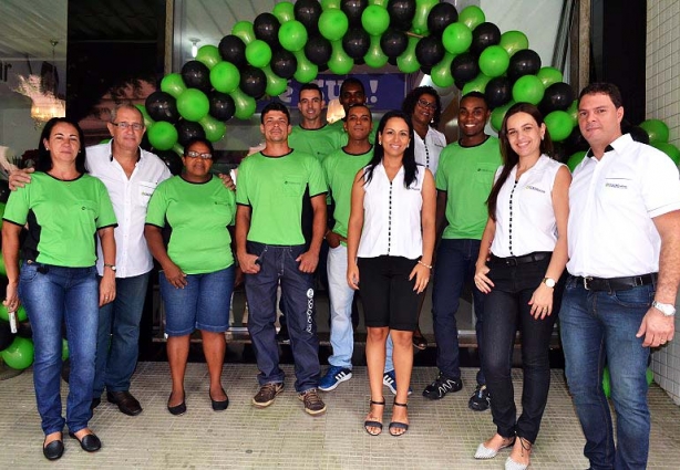 A equipe da Colchomóveis que mudou-se para novo endereço: instalações maiores, modernas e confortáveis