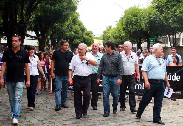 A manifestação contra o parcelamento do repasse de dezembro pelo Ministério da Saúde mobilizou dezenas de pessoas em favor do hospital