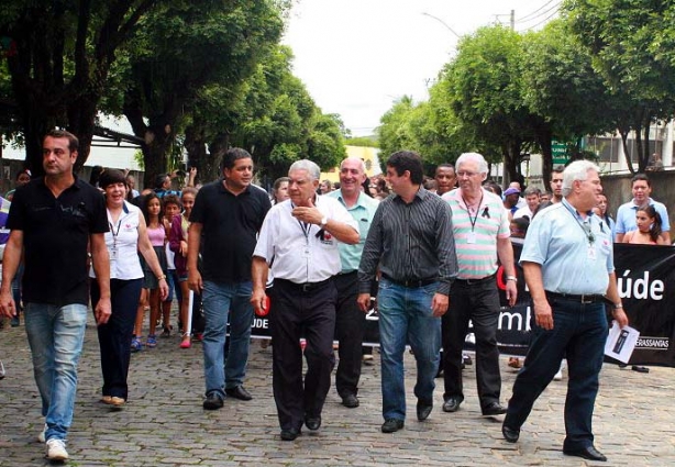 A manifestação contra o parcelamento do repasse de dezembro pelo Ministério da Saúde mobilizou dezenas de pessoas em favor do hospital