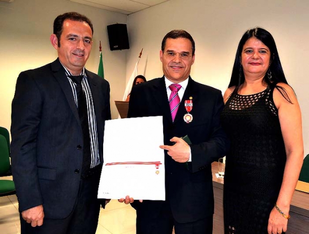 Desembargador V&iacute;tor Henriques com o juiz de Direito Edson Ladeira e a servidora S&ocirc;nia Vargas de Faria