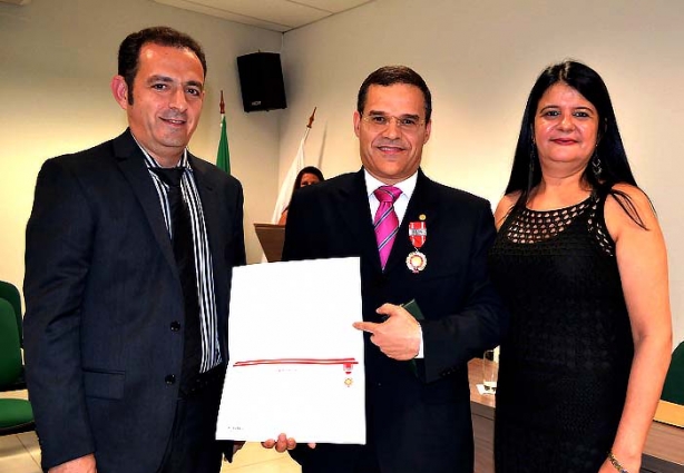 Desembargador Vítor Henriques com o juiz de Direito Edson Ladeira e a servidora Sônia Vargas de Faria
