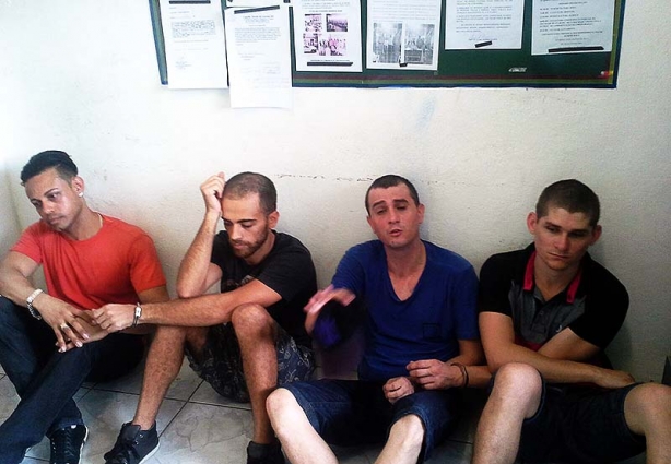 Os quatro rapazes foram presos em flagrante enquanto furavam um dos caixas eletrônicos do Sicoob de Guarani