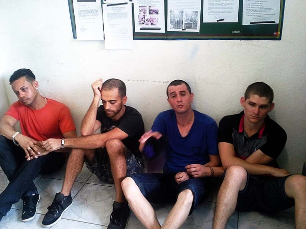 Os quatro rapazes foram presos em flagrante enquanto furavam um dos caixas eletr&ocirc;nicos do Sicoob de Guarani