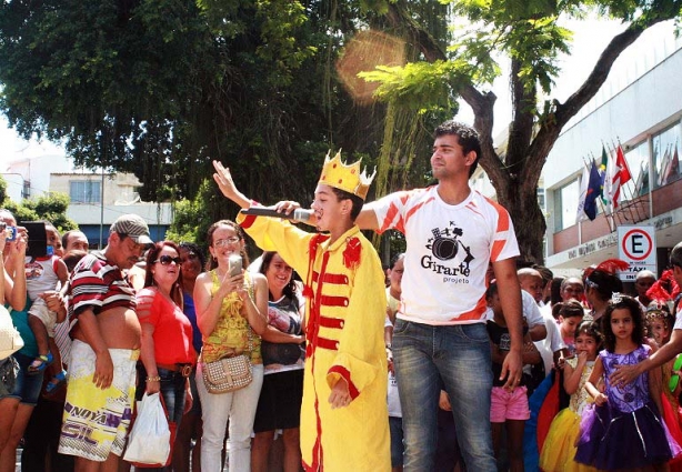 O Grupo Girarte levou os estudantes para a praça e fez arte para o público presente