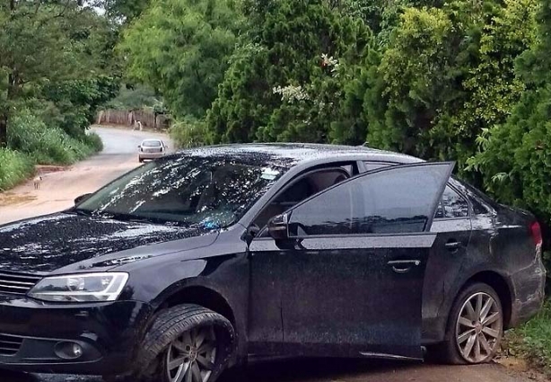 O Jetta do radialista foi atingido por vários tiros até parar e ele descer do carro