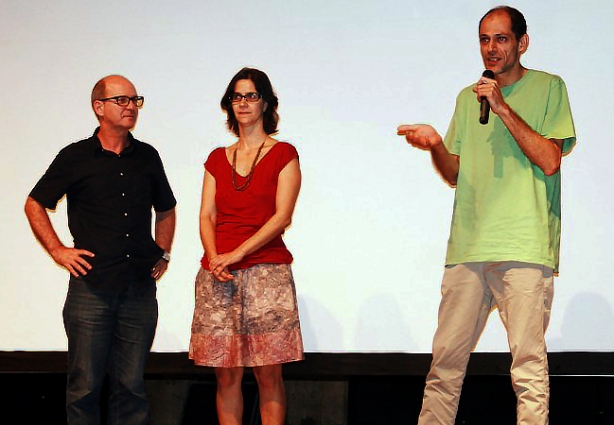 O escritor cataguasense, Luiz Rufatto, à esquerda, ouve o diretor José Barahona, falar sobre o filme que dirigiu baseado em seu livro "Estive em Lisboa e lembrei de você"