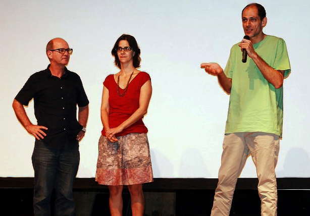 O escritor cataguasense, Luiz Rufatto, &agrave; esquerda, ouve o diretor Jos&eacute; Barahona, falar sobre o filme que dirigiu baseado em seu livro &quot;Estive em Lisboa e lembrei de voc&ecirc;&quot;