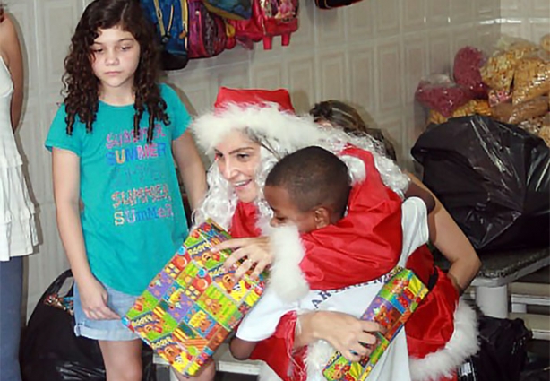O abraço da "Mamãe Noel"durante a entrega dos presentes foi o momento mais emocionante da tarde