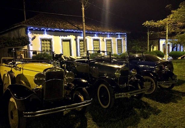 Os carros antigos chamaram a atenção do público e combinaram com a beleza do distrito