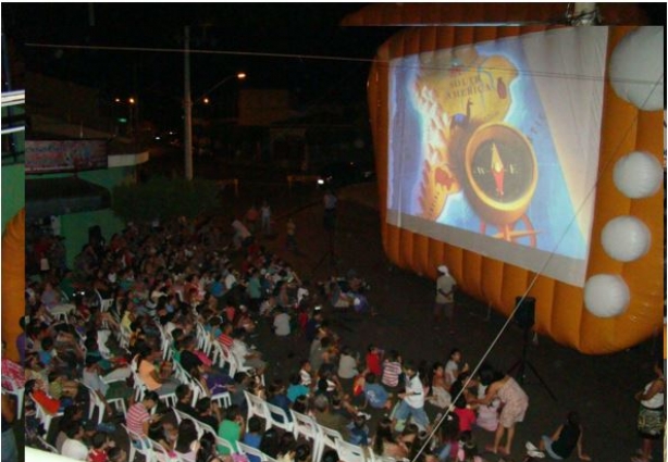 As sessões de cinema têm atraído grande público nos distritos, revelam os organizadores