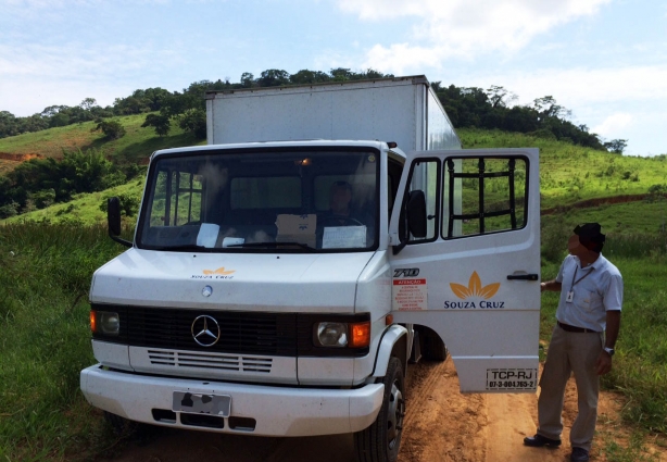 O caminhão foi levado para um local ermo, na zona rural entre Santana de Cataguases e Miraí (Fotos exclusivas Site do Marcelo Lopes)