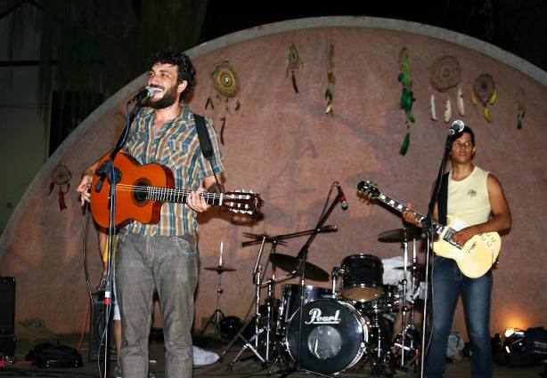 O cantor e compositor Renato Barushi, durante sua apresentação: Elogiou a iniciativa