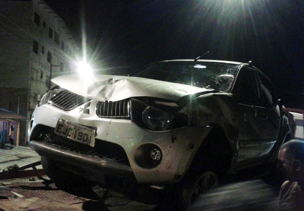 A caminhonete atropelou a ciclista e depois bateu no motociclista evadindo-se do local