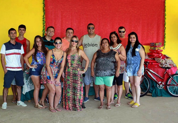 A equipe de organizadores da Festa de Natal da Associação de Moradores do Bairro Ibrahim e Iracema