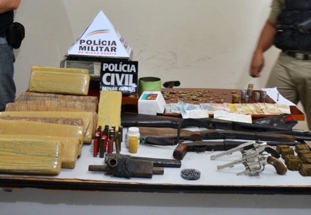 As drogas e as armas foram apreendidas, além de cinco suspeitos foram detidos pelos policiais