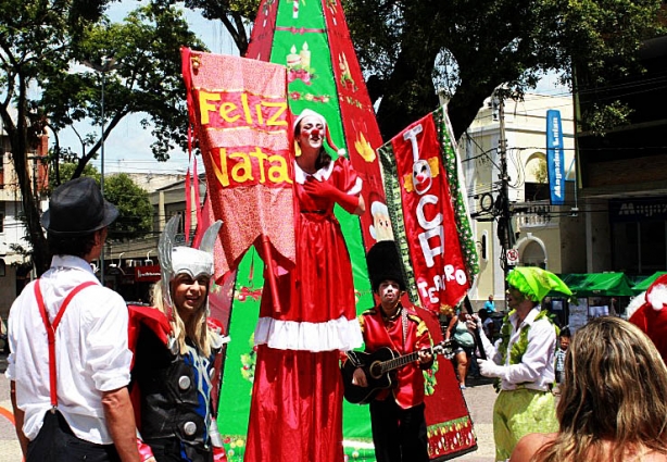 Os atores da Toca encantaram o público pelas ruas da cidade nesta manhã de sábado