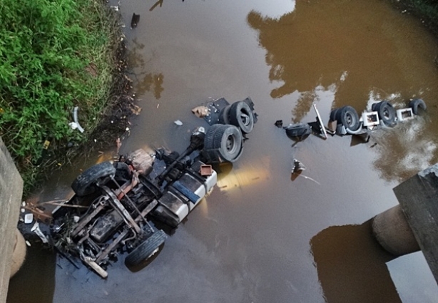 A carreta que carregava leite, caiu com as rodas para cima no rio