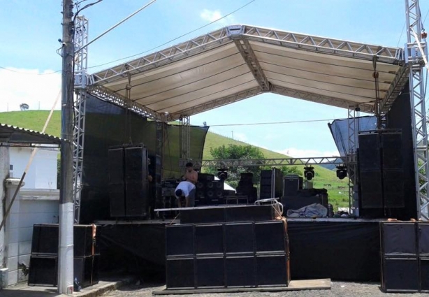 Em Miraí quase tudo pronto para a grande festa de réveillon desta noite na praça da Matriz (Foto: Fausto Menta)