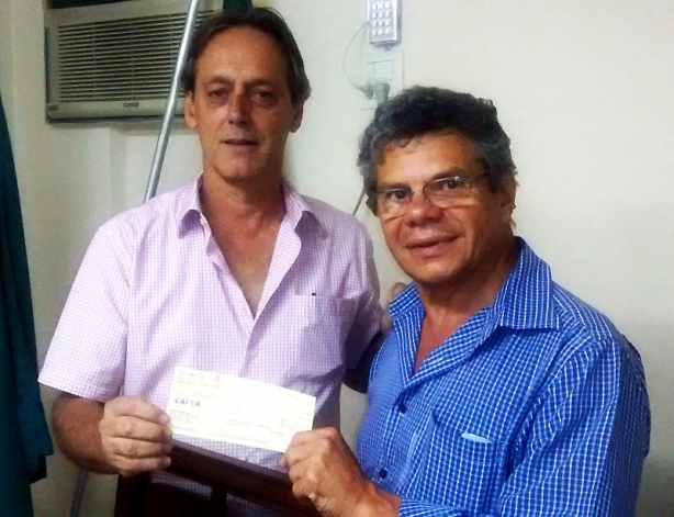 O presidente da C&acirc;mara, vereador Ivan Nogueira entrega o cheque ao prefeito Jos&eacute; Roberto de Oliveira