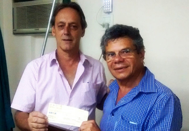 O presidente da Câmara, vereador Ivan Nogueira entrega o cheque ao prefeito José Roberto de Oliveira