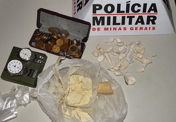 As drogas foram encontradas no porta malas do taxi durante busca feita pela Polícia Militar
