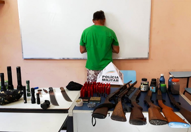 A Polícia apresentou as armas, munições e o homem preso após a operação