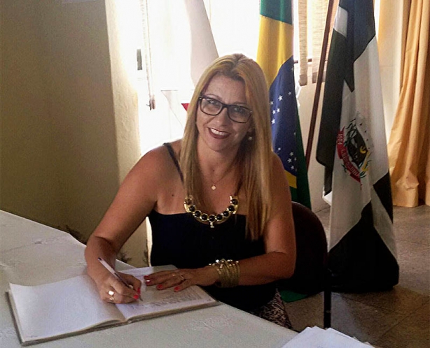 Luciana Pinholi foi reeleita diretora da Escola Estadual Cl&oacute;vis Salgado, que fica no bairro Pampulha