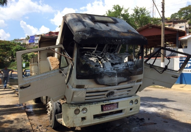 O caminhão teve a cabine quase totalmente destruída pelas chamas
