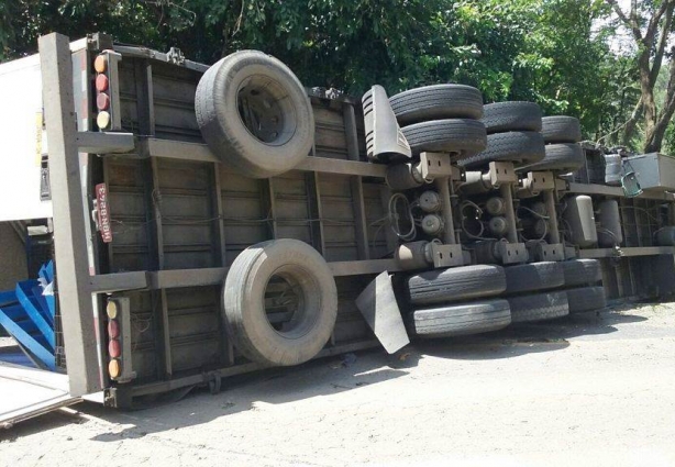 A carreta tombou na pista, invadiu a contramão e bateu em uma árvore, matando o motorista com o impacto