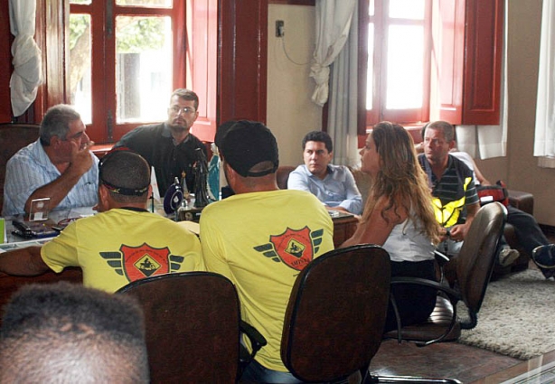 Cesinha explica aos mototaxistas como pretende regulamentar o serviço no município e ouviu as considerações da categoria