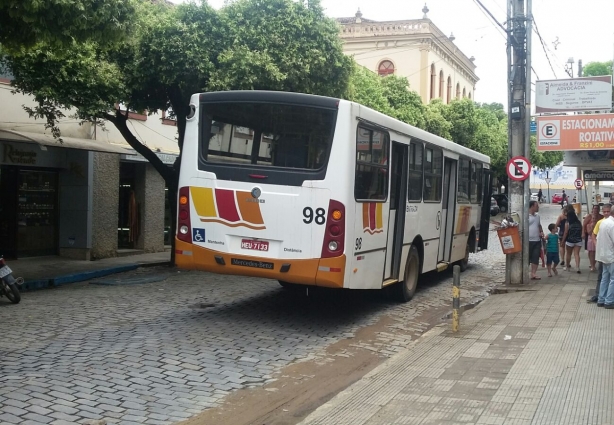 O ônibus apresentou uma pane mecânica foi rebocado e após meia hora o trânsito voltou ao normal no centro da cidade