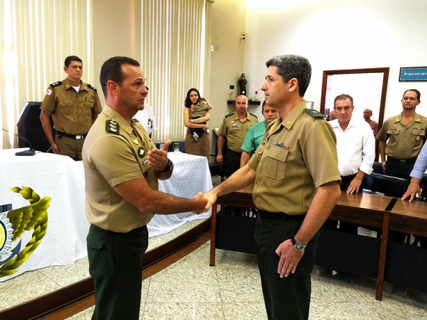 &Agrave; direita, Tenente Boechat, recebe os cumprimentos do Coronel que o empossou como novo Delegado Militar em Cataguases