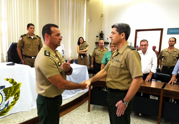 À direita, Tenente Boechat, recebe os cumprimentos do Coronel que o empossou como novo Delegado Militar em Cataguases