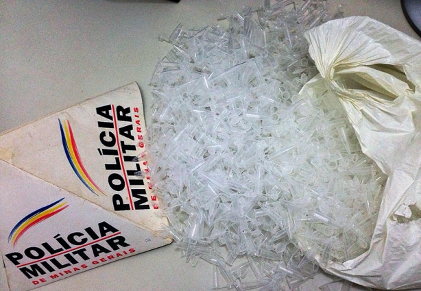 Cerca de mil pinos vazios usados para embalar cocaína foram apreendidos pela PM 