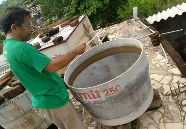 A equipe de prevenção à dengue do município realiza o trabalho nas casas de combate ao mosquito transmissor da doença