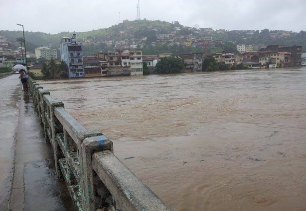 O rio Paraíba do Sul quase toca a base da Ponte do Porto, bairro de Além Paraíba