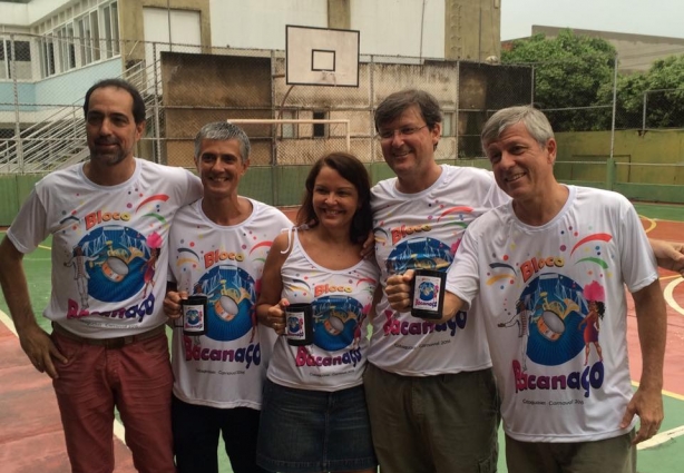 Elcio Mariquito, Betinho Nacarati, Gu, e os irmãos Marcelo e Fernando Moreira se preparam para colocar o bloco na avenida