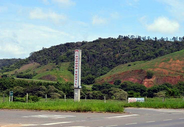 Fachada vertical da fábrica vista do trevo da BR-267, entrada para Piacatuba