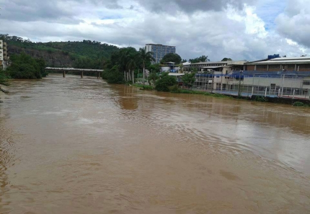 O rio Pomba nesta tarde de quinta-feira, 21 de janeiro, quando seu nível estava em 4,35 metros