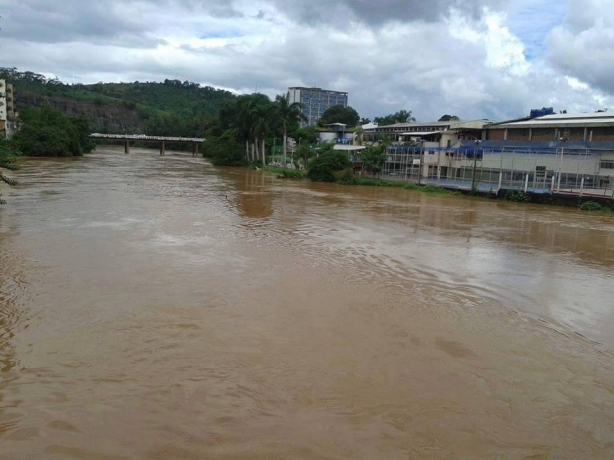 O rio Pomba nesta tarde de quinta-feira, 21 de janeiro, quando seu n&iacute;vel estava em 4,35 metros