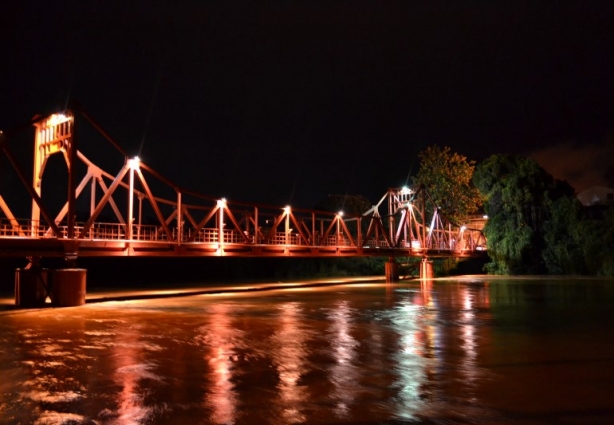 A ponte metálica vista de uma das quadras do Remo dá uma ideia de como o Rio Pomba está acima de seu nível