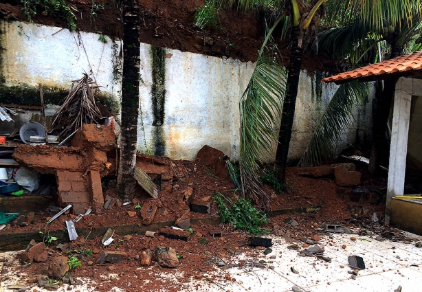 Parte de cima do muro caiu sobre o quintal da casa na Rua Itaqui, no alto do Bairro Haideé
