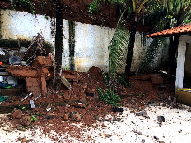 Parte de cima do muro caiu sobre o quintal da casa na Rua Itaqui, no alto do Bairro Haide&eacute;